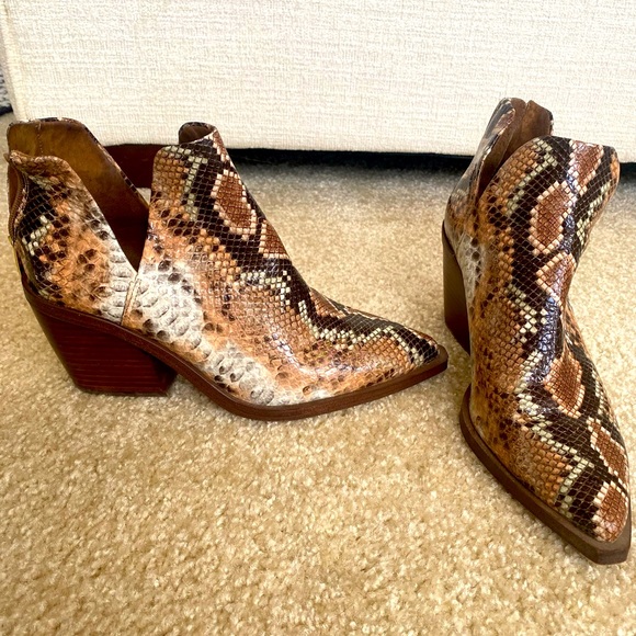 Vince Camuto Snakeskin Ankle Booties 🐍 - Picture 1 of 1